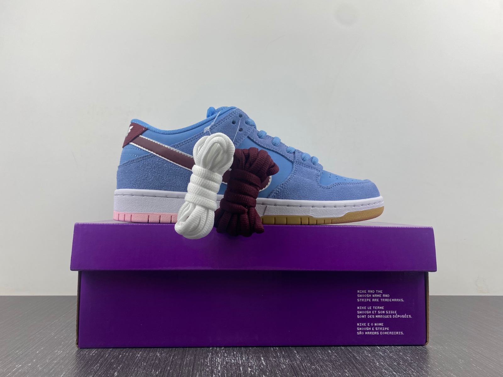 Nike SB Dunk Low Philadelphia Phillies DQ4040-400