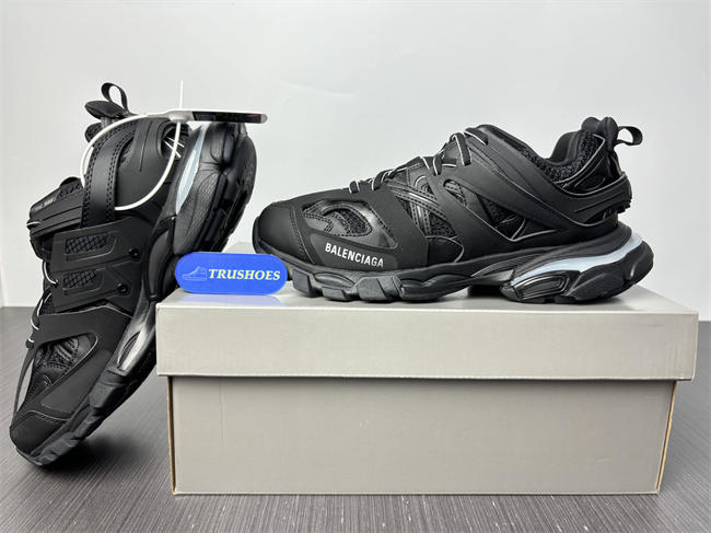 BLCG TRACK SNEAKER 555036W2GB11000 with LED