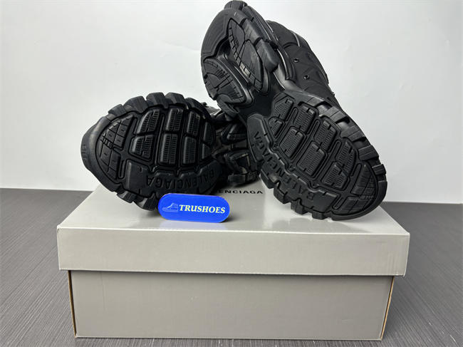 BLCG TRACK SNEAKER 555036W2GB11000 with LED