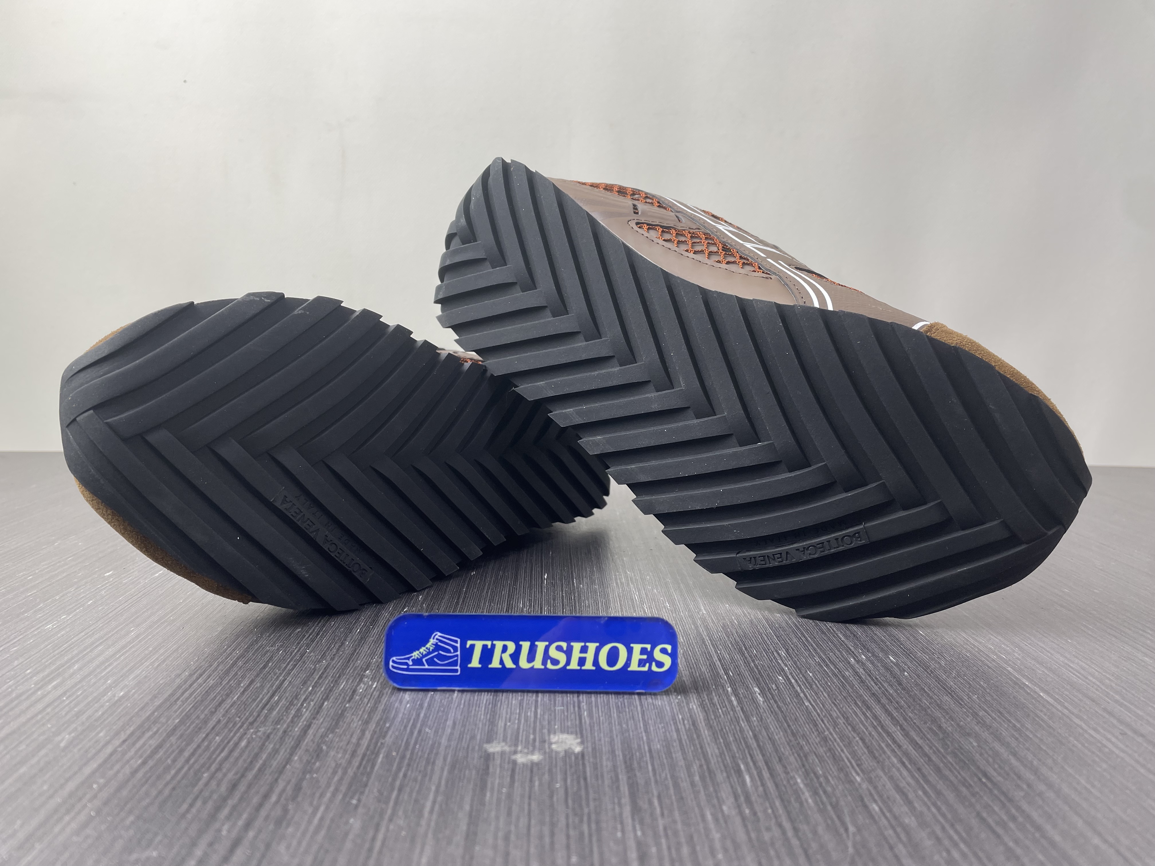 bo*te*ga Ve*ne*ta orbit surf